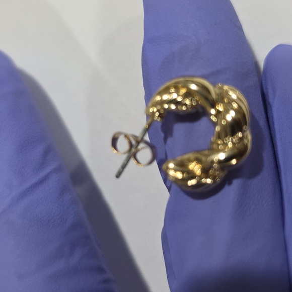 Elegant Gold Twisted Hoop Earrings – Lightweight Statement Jewelry for Everyday - Picture 8 of 8